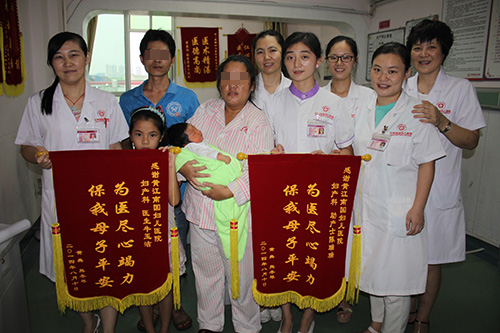 短讯:8月12日我院产科医护人员收到两面锦旗_