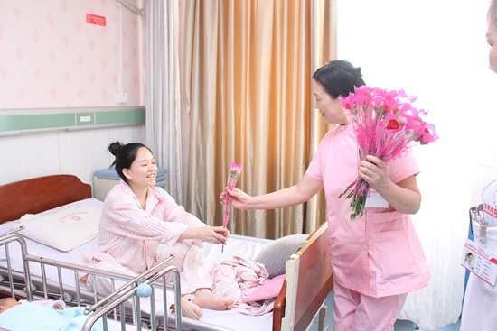 芬芳母亲节,我院为每位南国妈妈献节日康乃馨