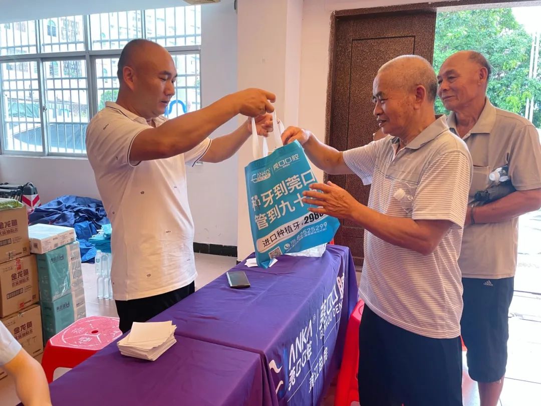 党建引领--“关爱老人,从齿开始”公益义诊活动,南国妇儿医院接地气的“家门口”式医疗服务!
